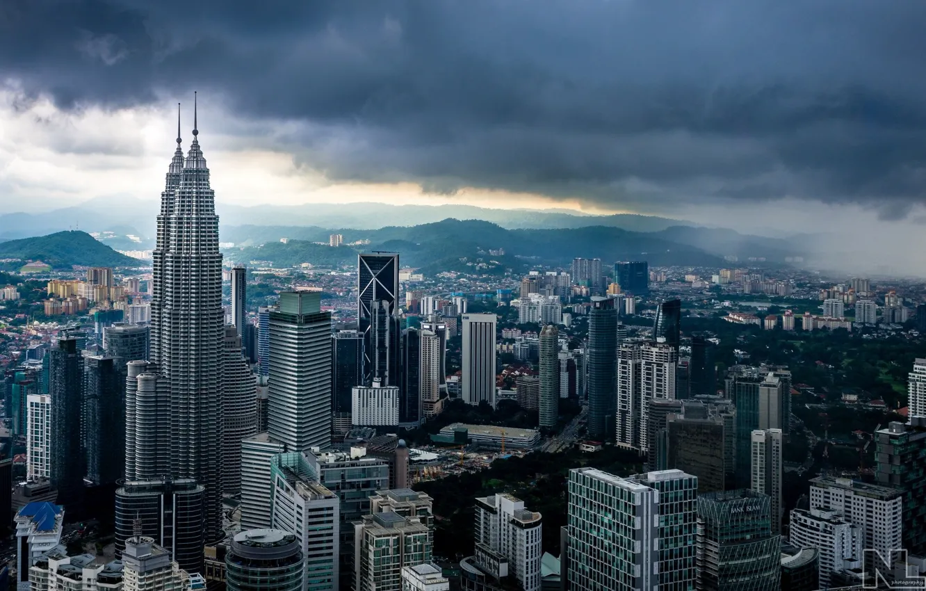 Фото обои тучи, город, здания, панорама, Малайзия, Куала-Лумпур