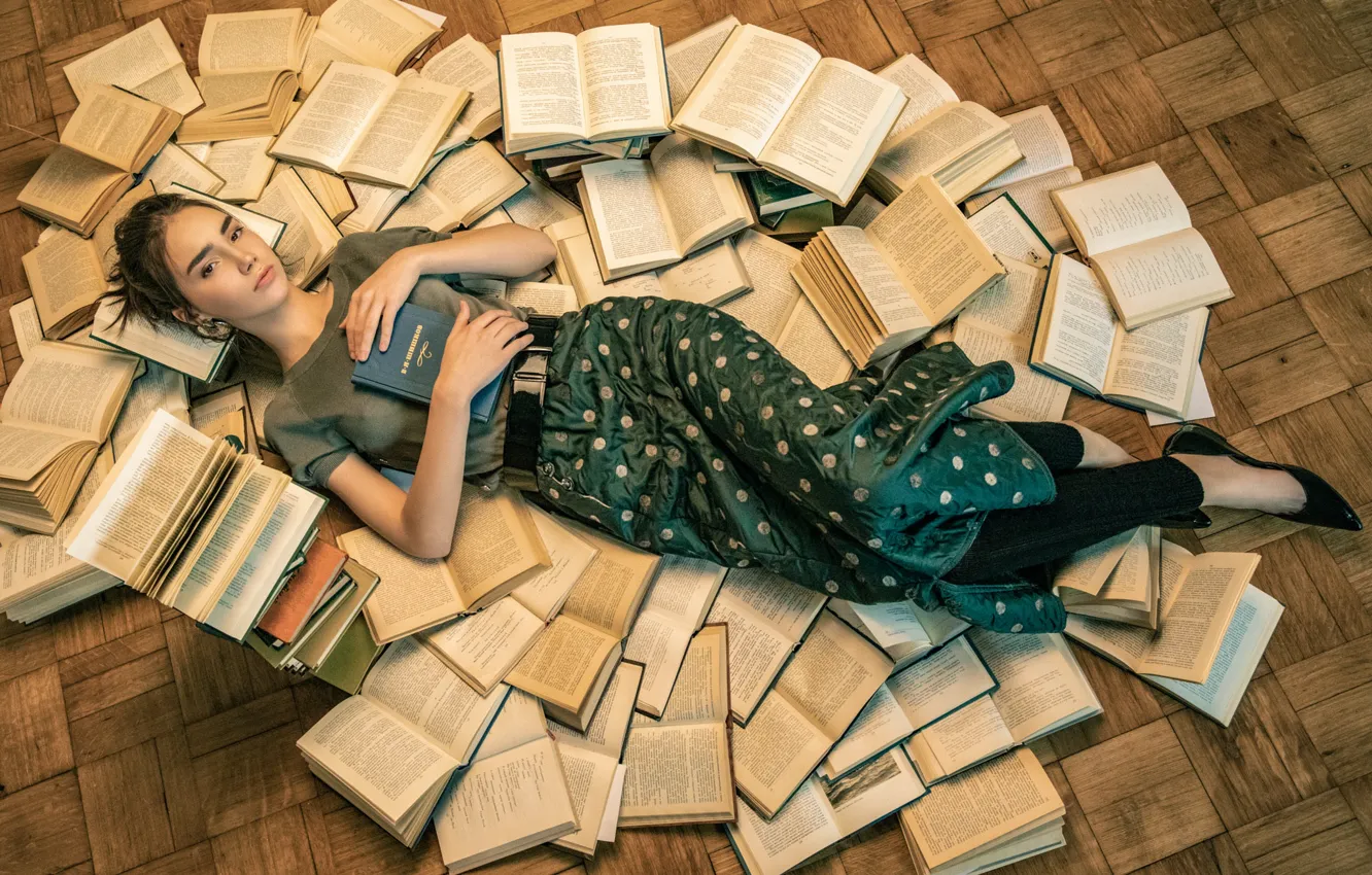 Фото обои взгляд, девушка, поза, книги, лежит, на полу, Анна Пагута