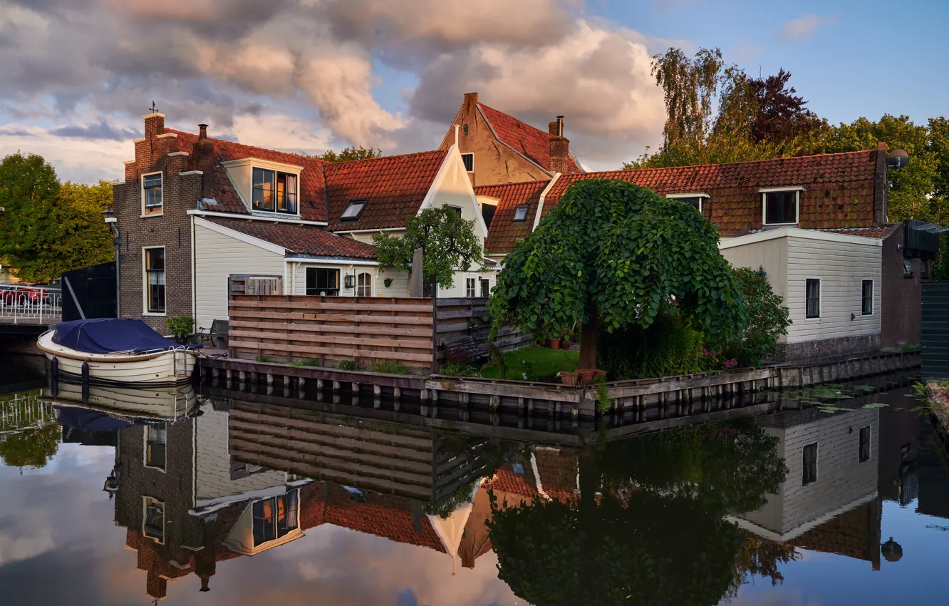 Фото обои вода, облака, город, отражение, лодка, дома, Нидерланды, Эдам