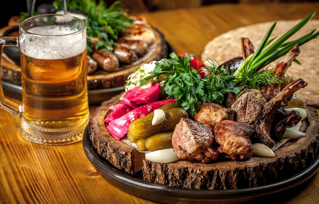 Фото обои пиво, лук, мясо, овощи, чеснок, колбаски, соления
