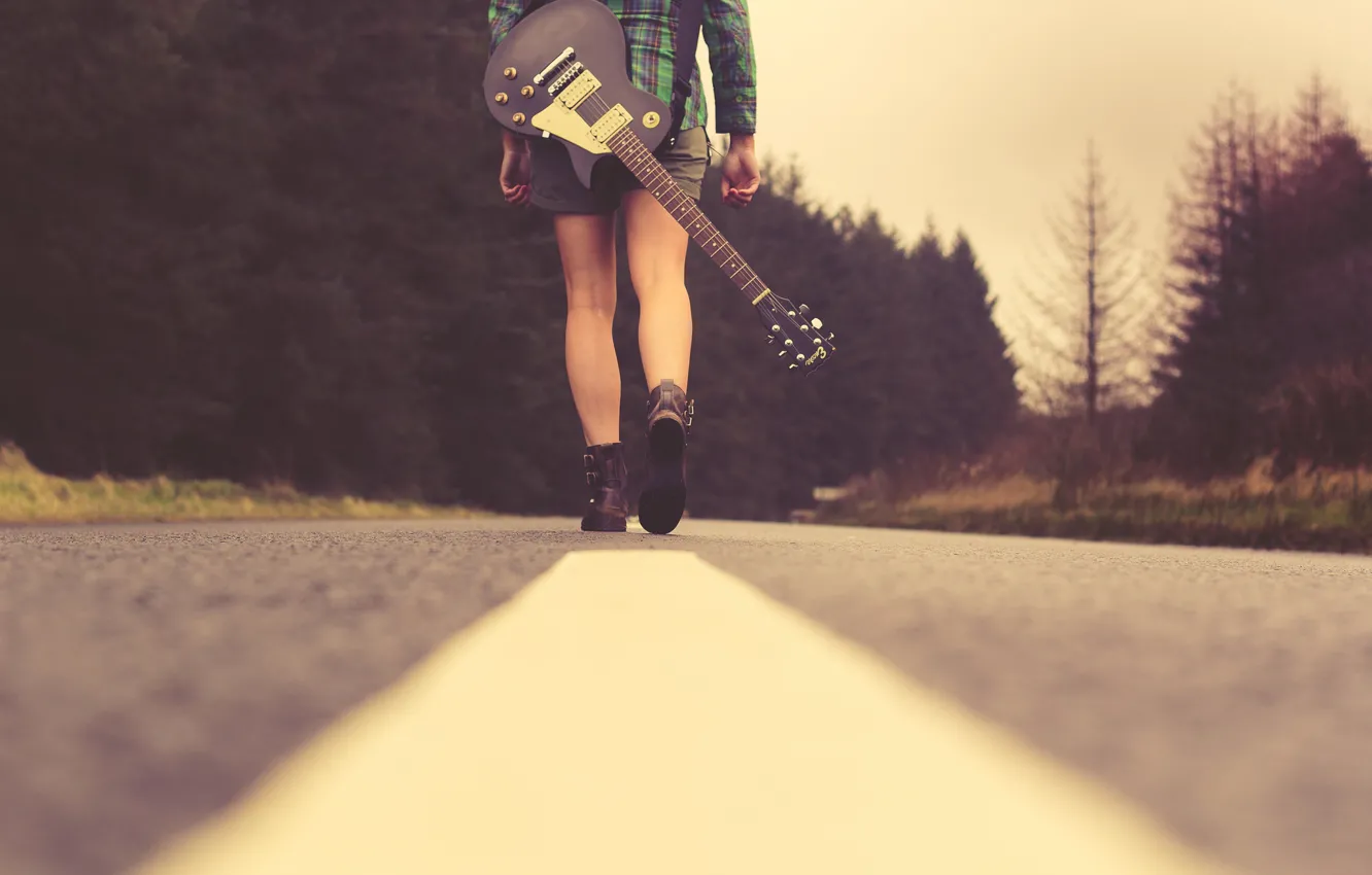 Фото обои дорога, девушка, музыка, гитара