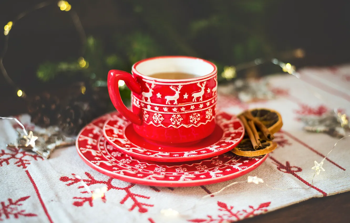 Фото обои темный фон, стол, праздник, чай, новый год, рождество, огоньки, кружка