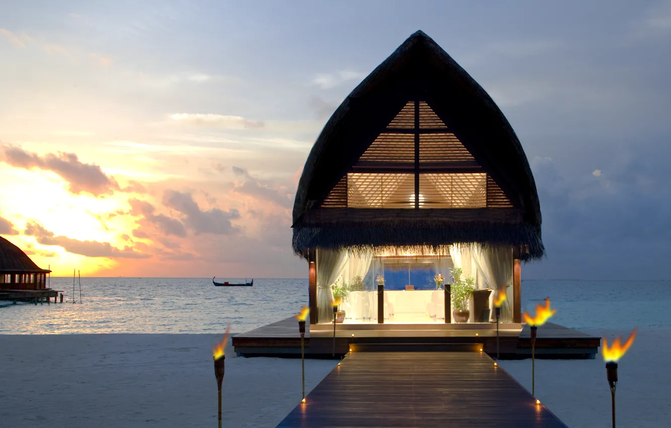 Фото обои море, пляж, небо, острова, закат, лодка, Мальдивы, бунгало