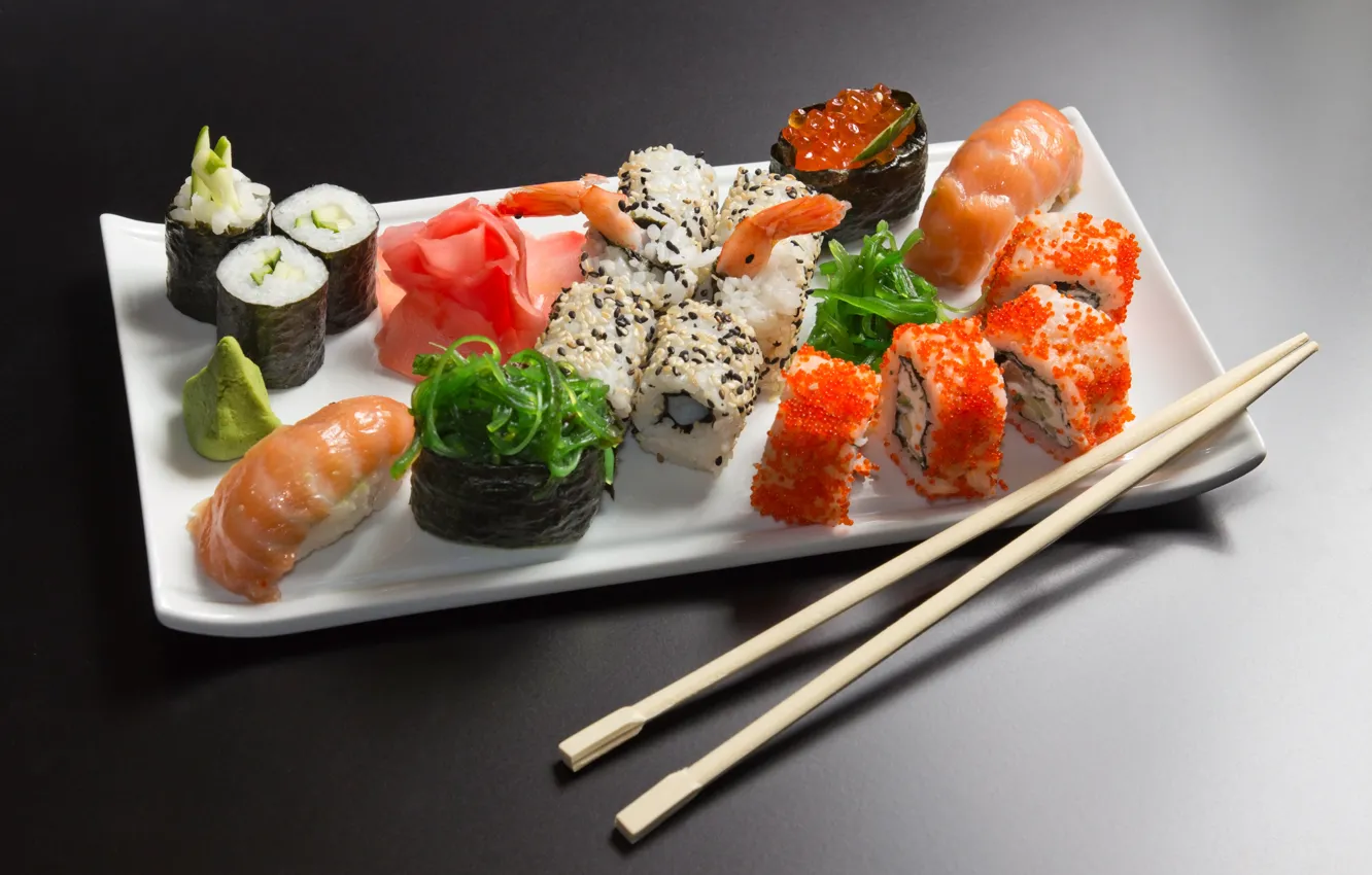 Фото обои палочки, тарелка, суши, роллы, морепродукты