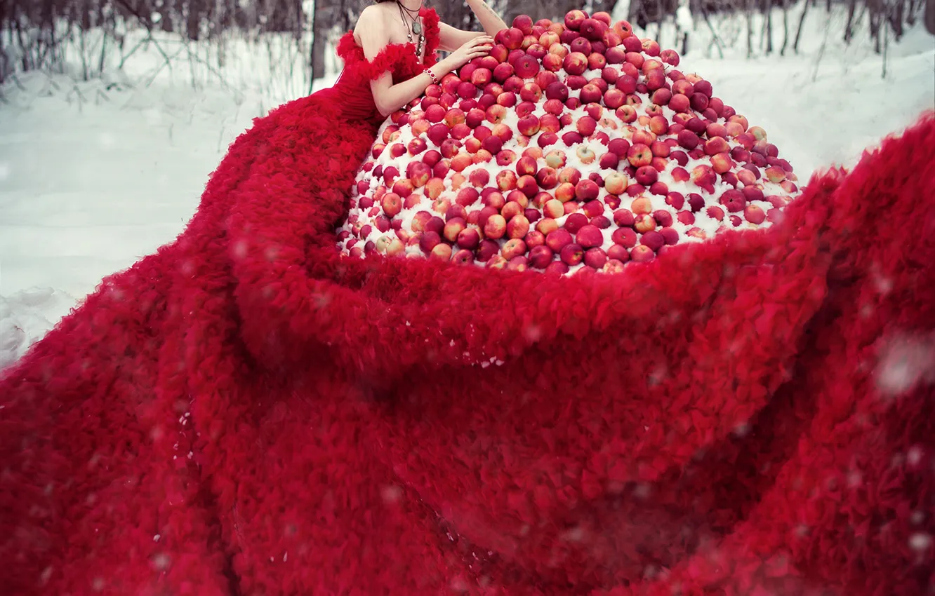 Фото обои зима, девушка, снег, горы, красный, природа, яблоки, зимний