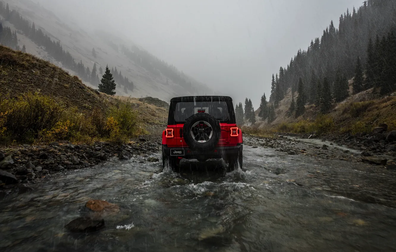 Фото обои красный, дождь, пасмурно, вид сзади, 2018, Jeep, Wrangler Rubicon