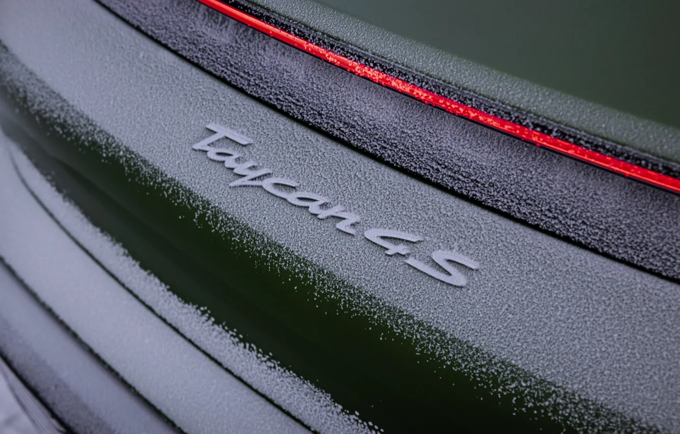 Фото обои снег, надпись, полоса, Porsche, зелёный, корма, 2020, Taycan