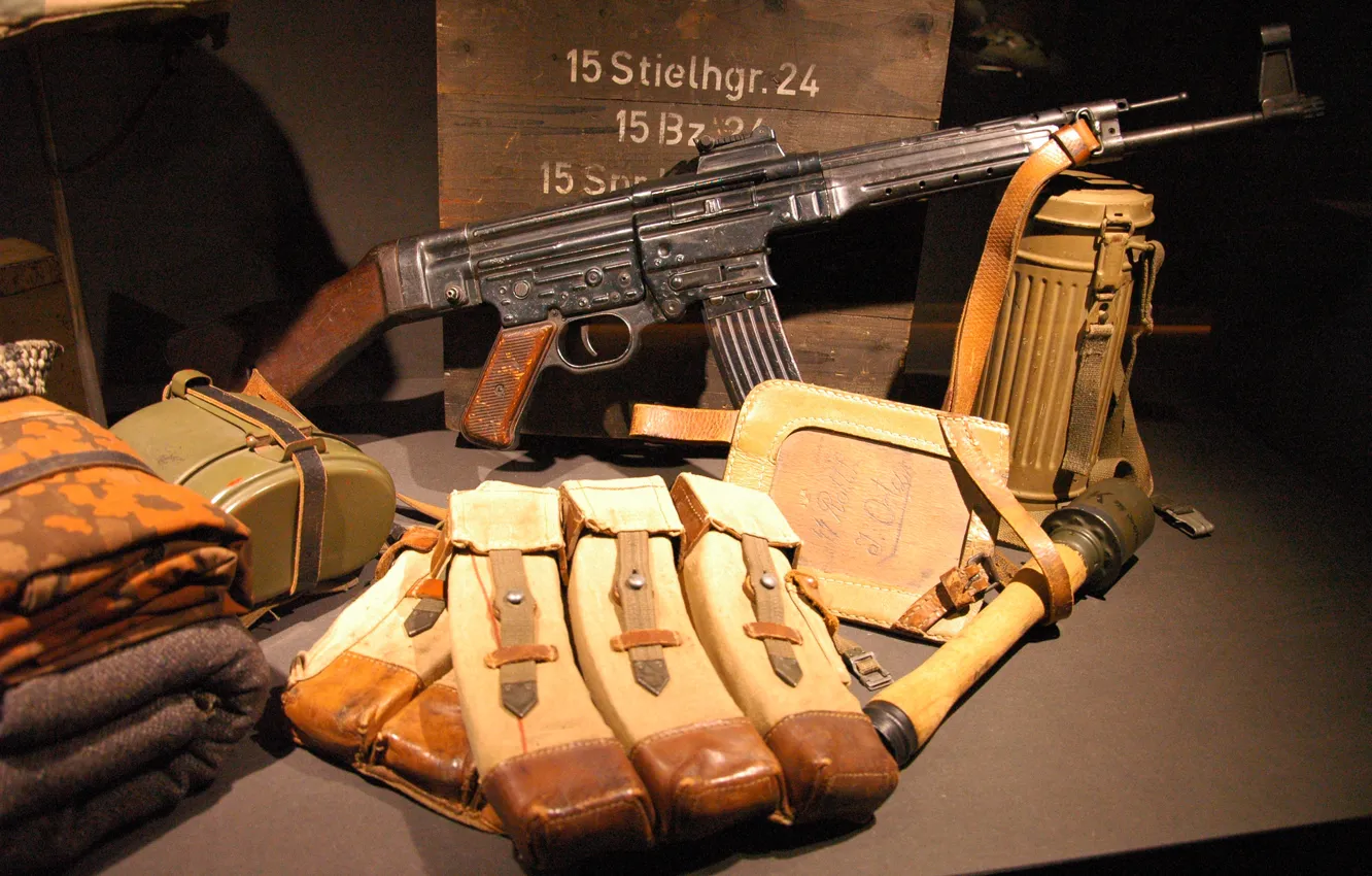 Фото обои граната, автомат, амуниция, штурмовая винтовка, Sturmgewehr 44, StG 44