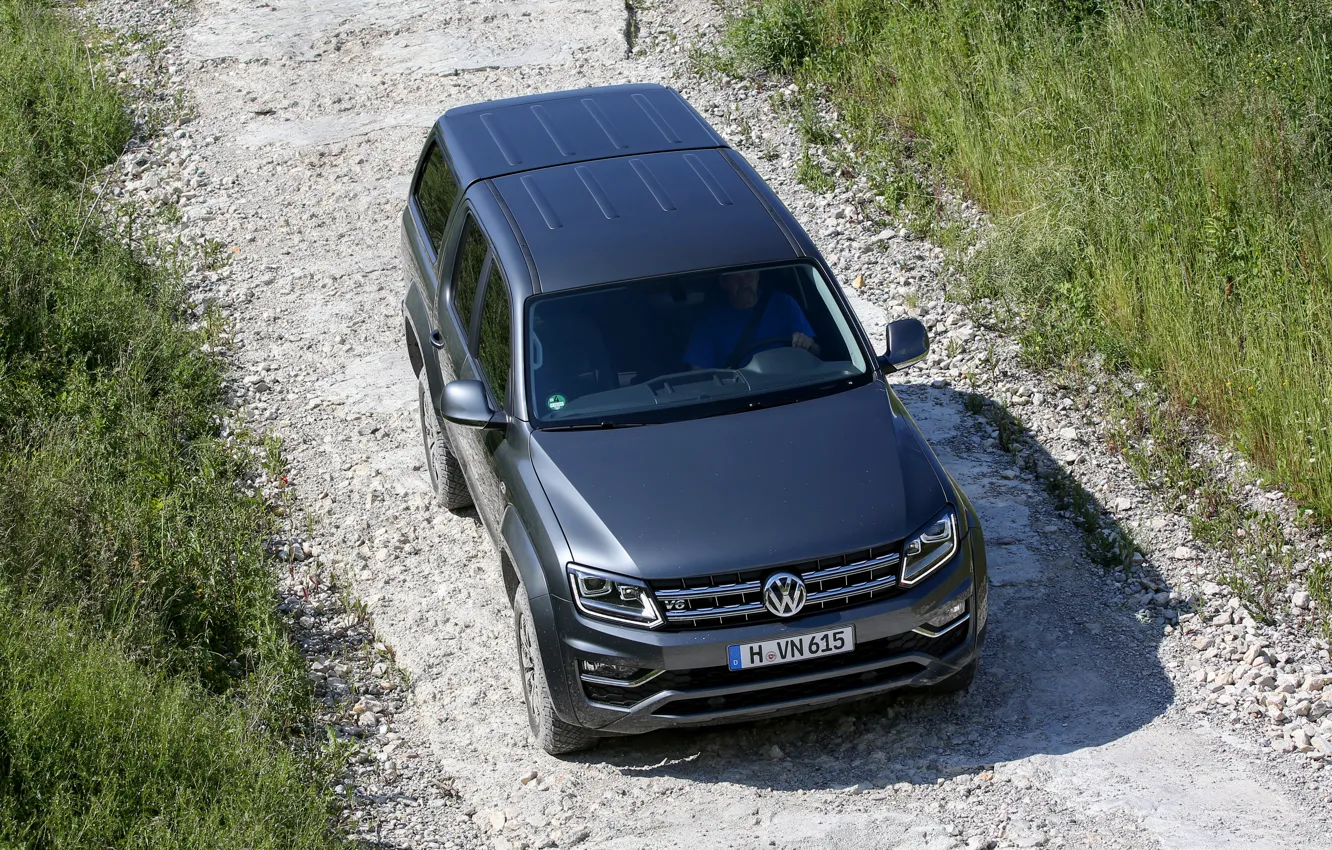 Фото обои трава, Volkswagen, пикап, Amarok, Highline, Double Cab, 2016, тёмно-серый