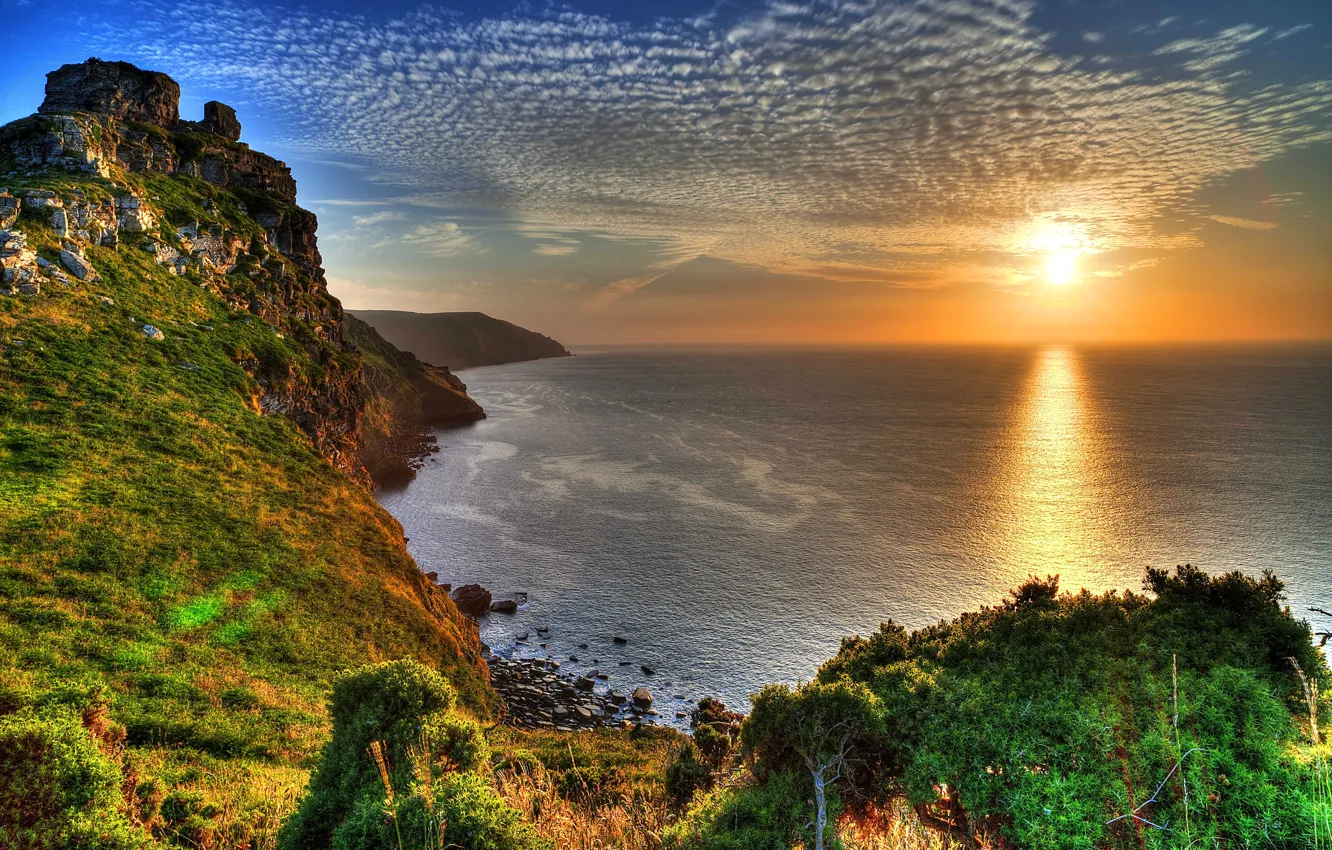 Фото обои море, небо, солнце, лучи, закат, камни, скалы, побережье