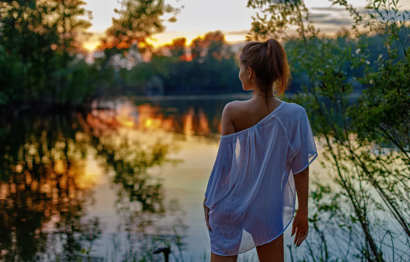 Фото обои девушка, природа, поза, река, блузка, плечо, туника, Леонид Мочульский