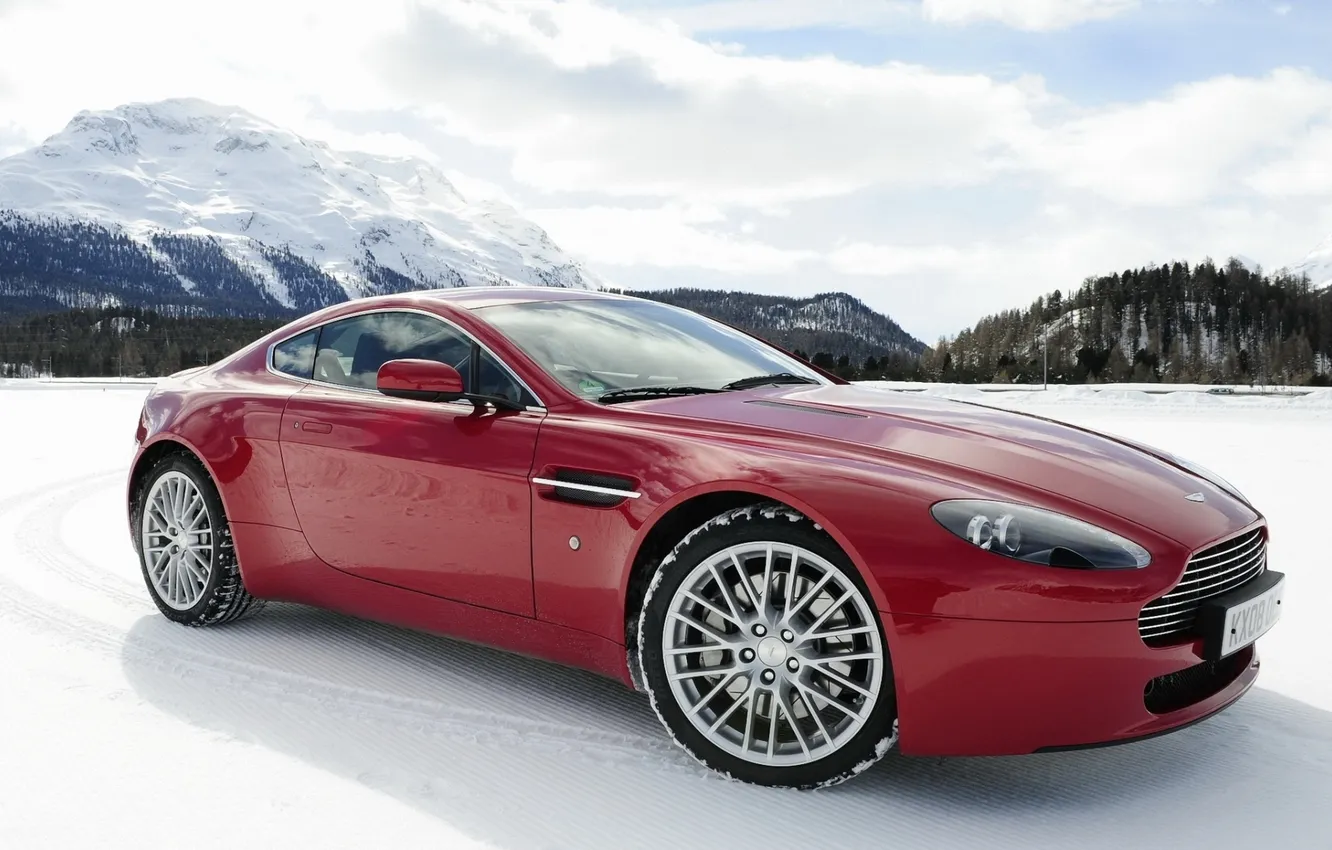 Фото обои небо, снег, горы, красный, Aston Martin, Vantage, суперкар, передок