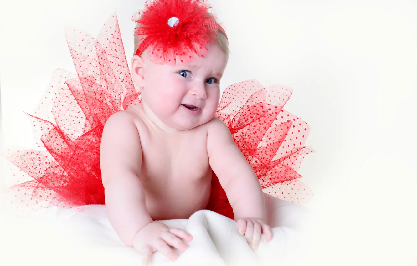 Фото обои улыбка, red flower, a smile, Маленькая девочка в красной юбке, красный цветочек, Little girl in …