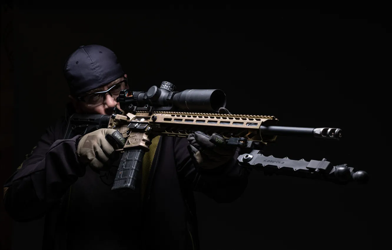 Фото обои оружие, фон, оптика, мужчина, штурмовая винтовка