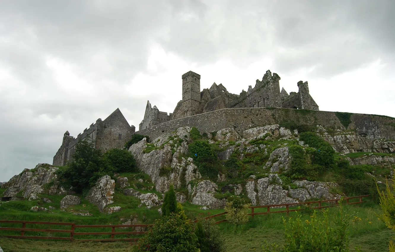 Фото обои облака, тучи, замок, Ирландия, пасмурное небо, Rock of Cashel, средневековая архитектура