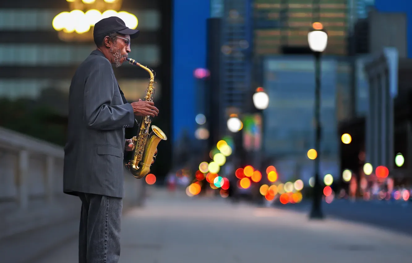 Фото обои улица, человек, саксофон