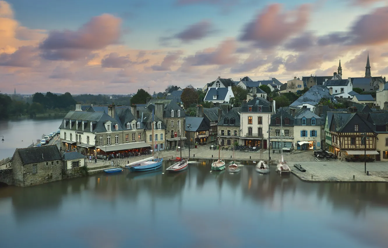 Фото обои город, река, Франция, дома, лодки, набережная, коммуна, Оре