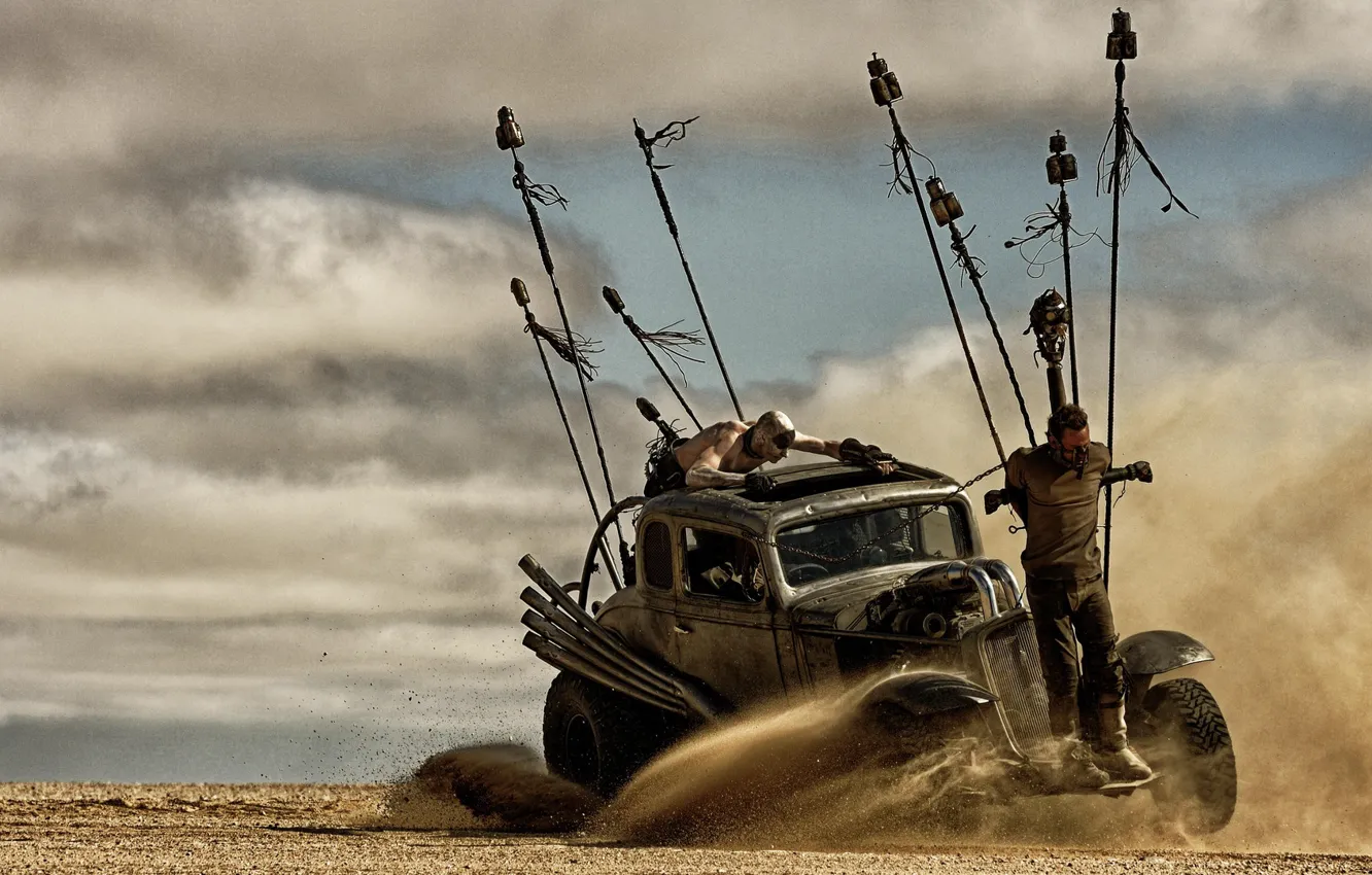 Фото обои песок, машина, актёр, Том Харди, Tom Hardy, Mad Max: Fury Road