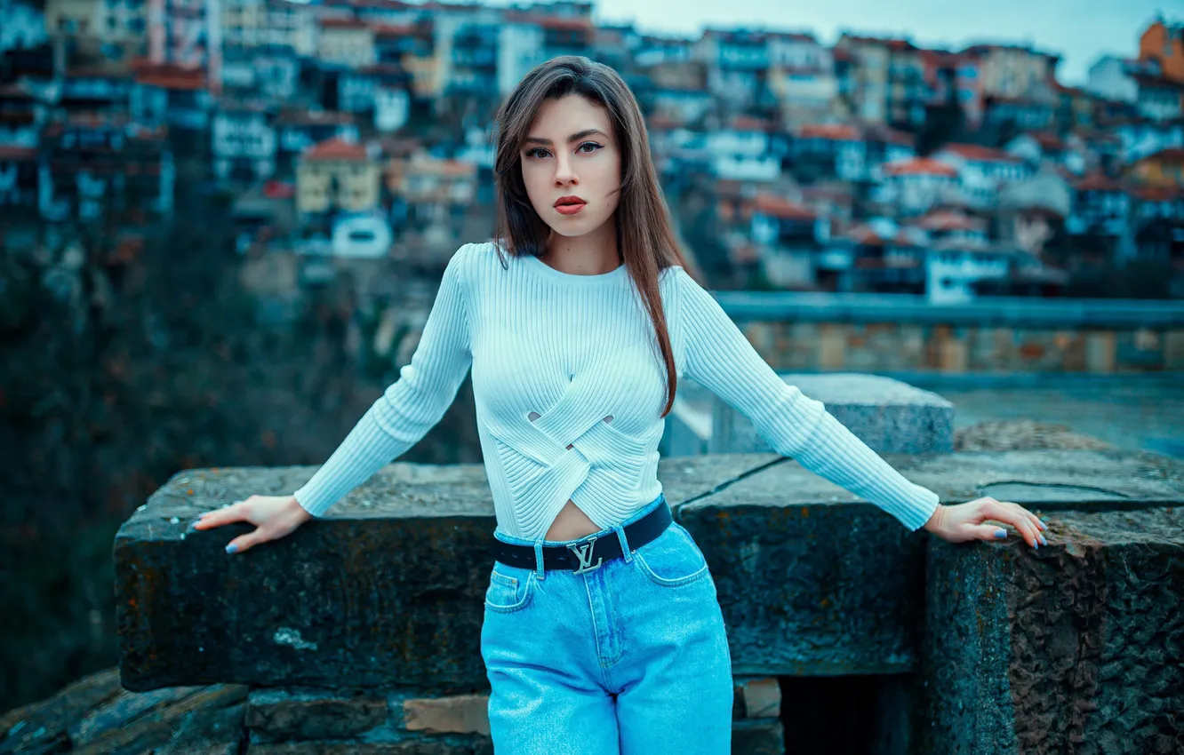 Фото обои взгляд, девушка, поза, джинсы, руки, кофта, длинные волосы, Деян Романов