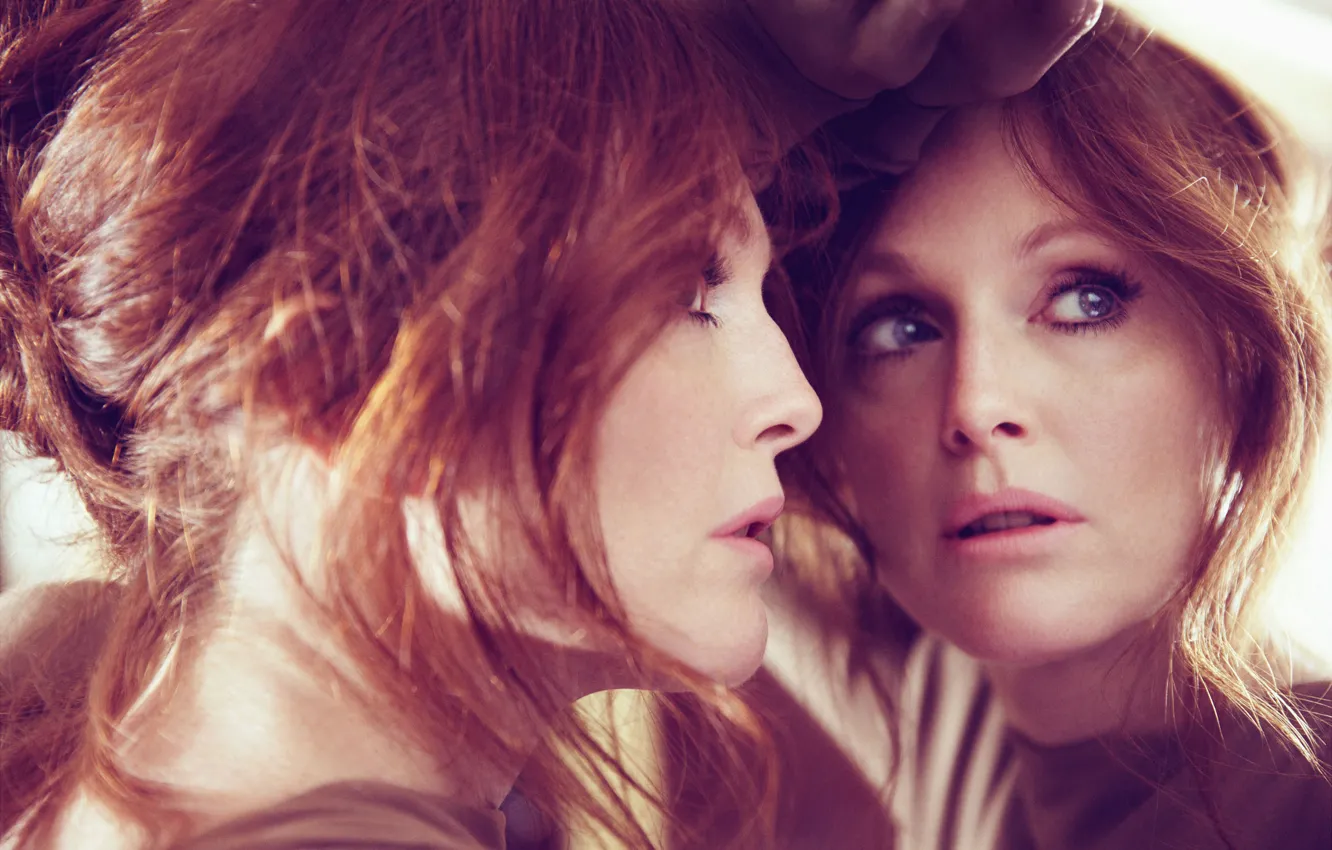 Фото обои отражение, актриса, зеркало, рыжая, Джулианна Мур, Julianne Moore