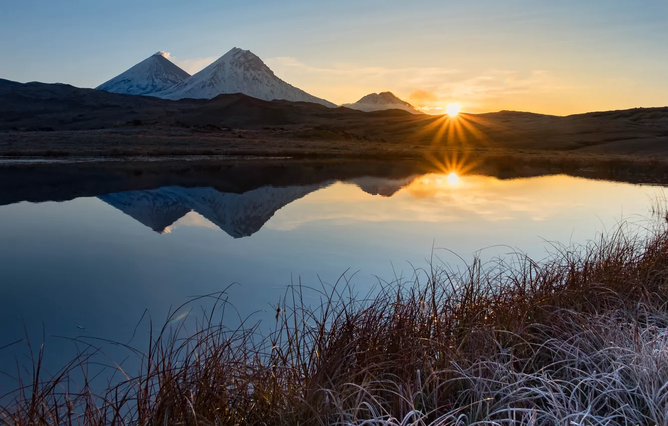 Фото обои иней, небо, трава, солнце, облака, лучи, свет, закат