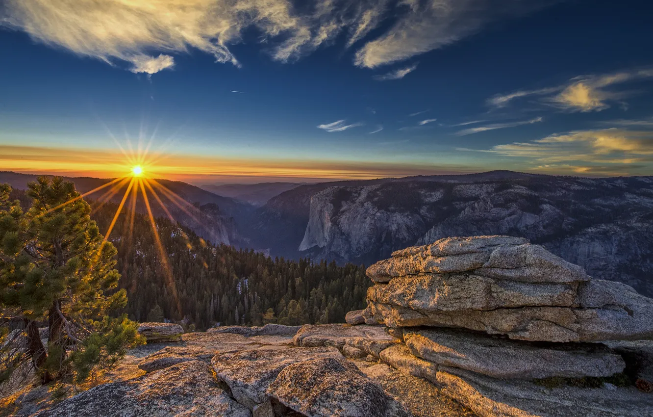 Фото обои небо, солнце, деревья, закат, горы, камни, скалы, Yosemite National Park
