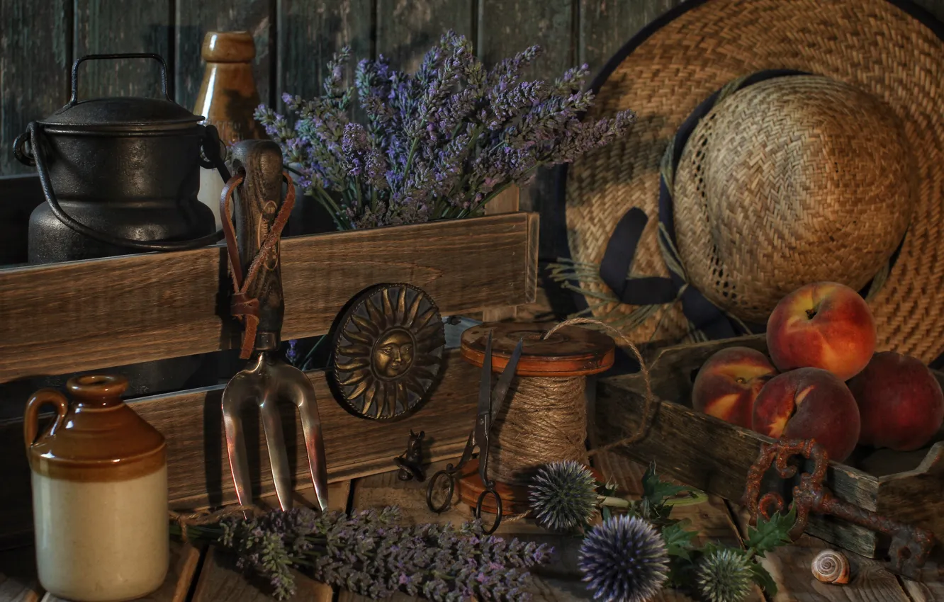Фото обои цветы, шляпа, ключ, натюрморт, персики, лаванда, катушка, бидон