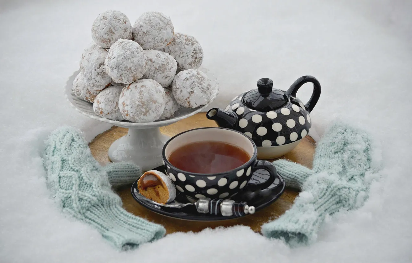 Фото обои снег, чай, чайник, печенье, чашка, выпечка, варежки