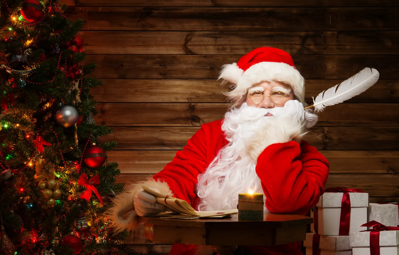 Фото обои перо, праздник, елка, новый год, подарки, дед Мороз