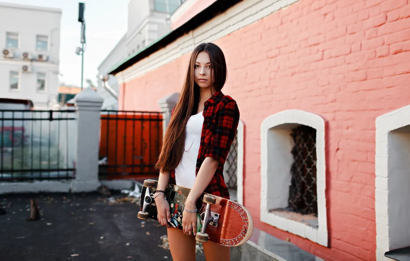 Фото обои girl, Model, shorts, long hair, legs, brown eyes, photo, lips