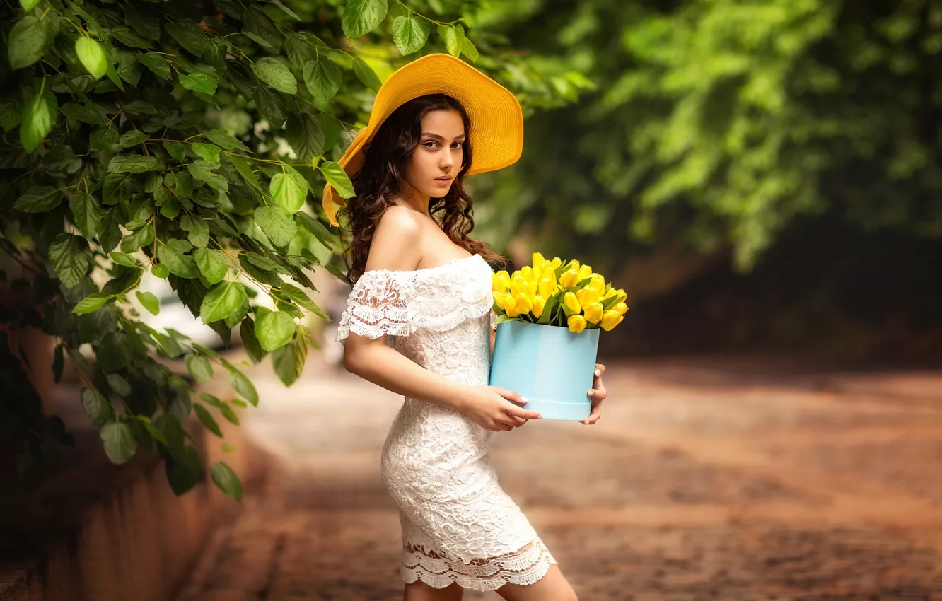 Фото обои девушка, платье, шляпка, жёлтые тюльпаны, Natia Gachava, Kakulia Tako