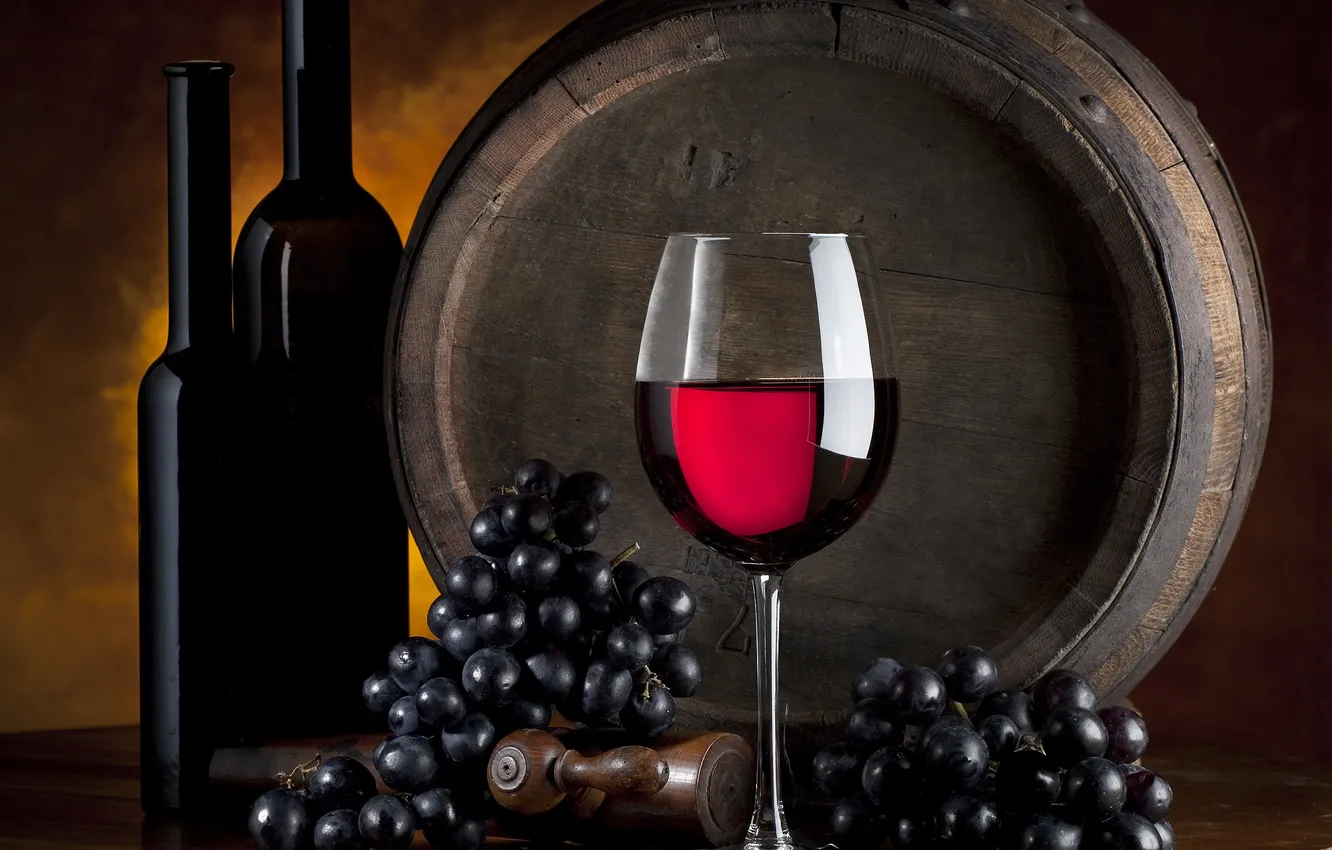 Фото обои стол, вино, бокал, виноград, бочка