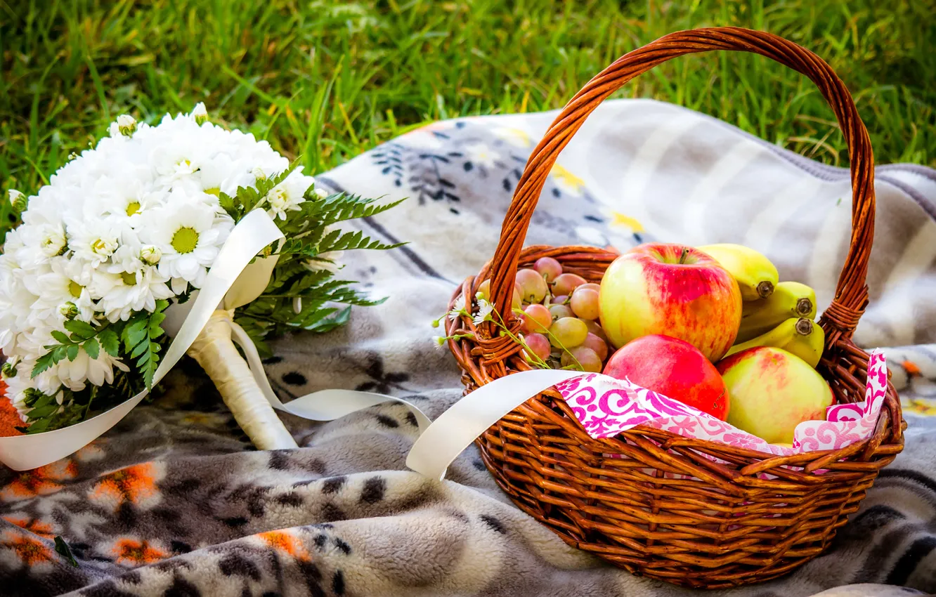 Фото обои цветы, природа, корзина, яблоки, букет, виноград, бананы, фрукты