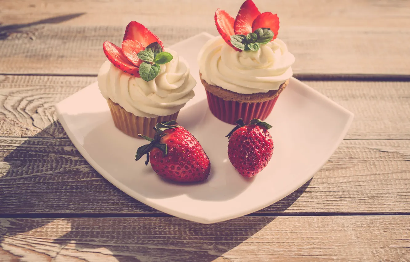 Фото обои ягоды, клубника, крем, кексы, cream, cupcakes