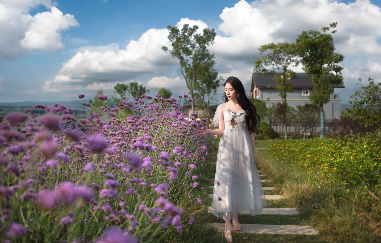 Фото обои поле, девушка, цветы, дом, прогулка, азиатка