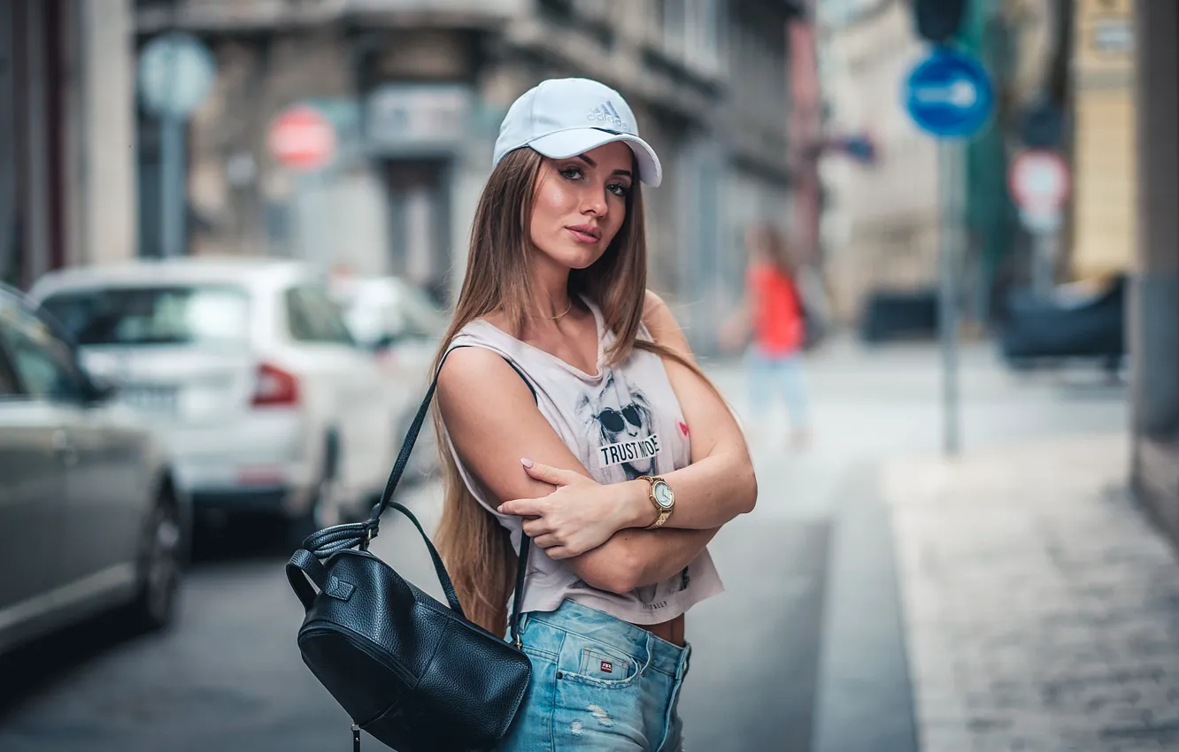 Фото обои взгляд, девушка, модель, волосы, кепка, Angela