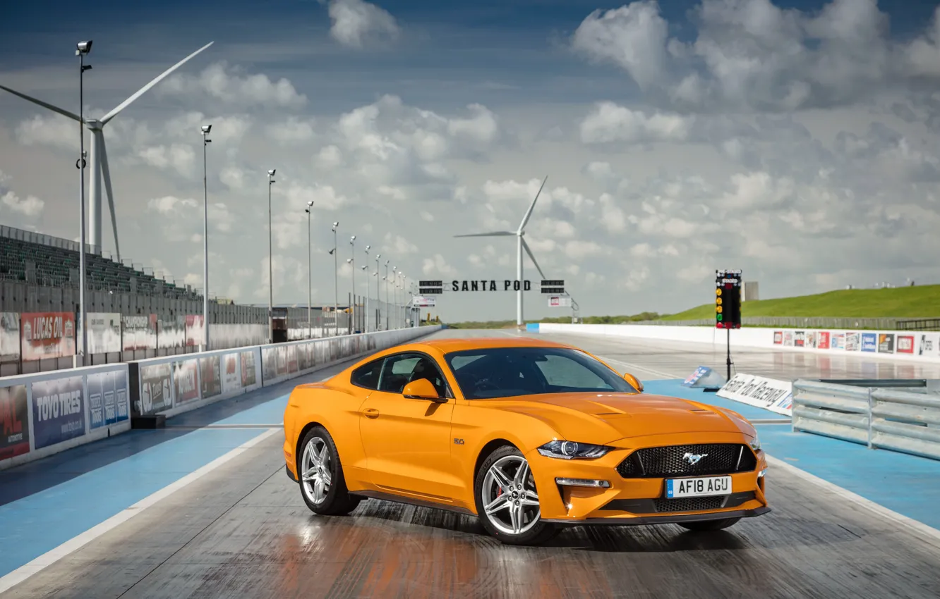 Фото обои оранжевый, Ford, вид спереди, Fastback, 2018, Mustang GT
