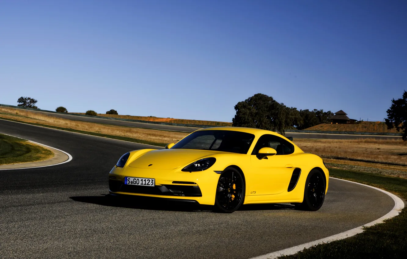 Фото обои жёлтый, газон, трасса, Porsche, поворот, обочина, 2017, 718 Cayman GTS