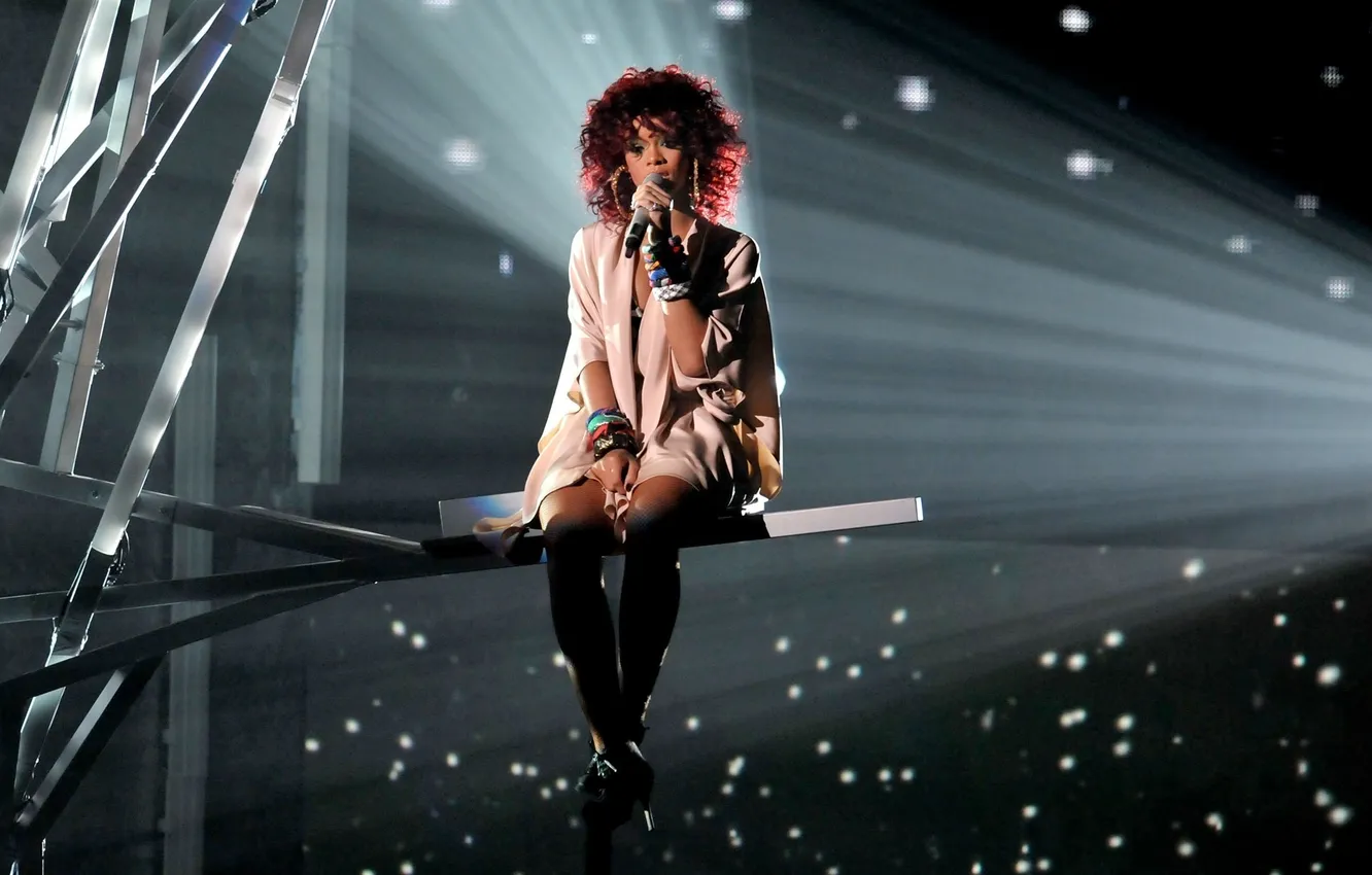 Фото обои высота, Rihanna, Риана, сидит, поет, выступление