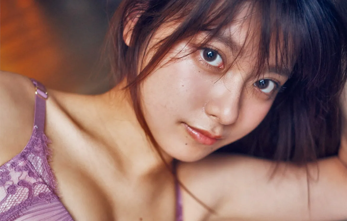 Фото обои cleavage, Asian, dress, model, brunette, look, pose, lying down