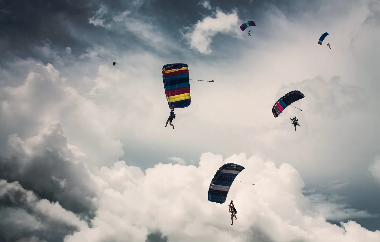 Фото обои небо, облака, парашют, парашютист, прыжки с парашютом