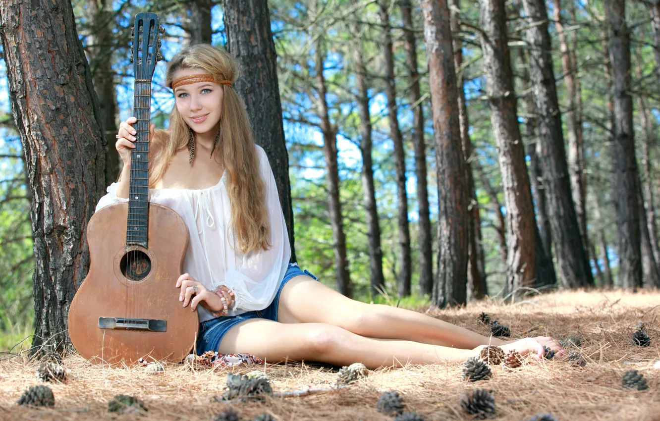 Фото обои лес, девушка, милая, модель, шорты, гитара, перья, блондинка