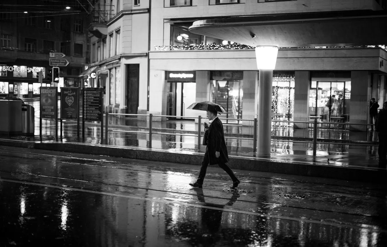 Фото обои ночь, город, огни, зонтик, люди, дождь, улица, лужи