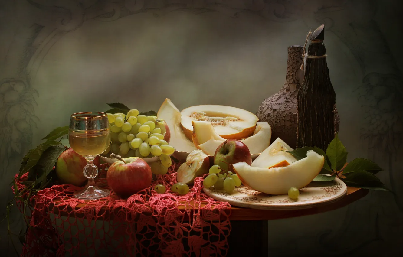 Фото обои листья, ягоды, яблоки, бокал, плоды, виноград, напиток, кувшин
