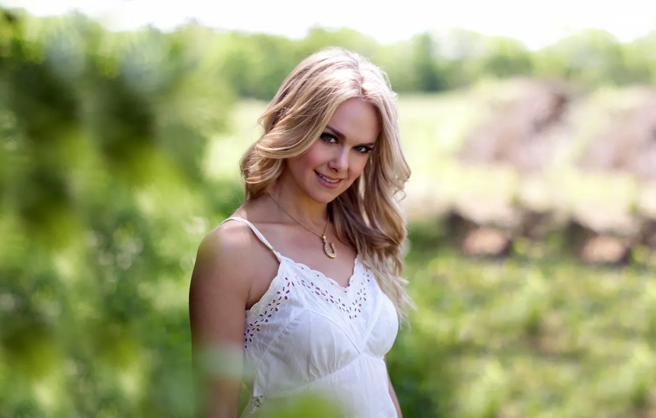 Фото обои белый, улыбка, платье, актриса, блондинка, красивая, Laura Bell Bundy