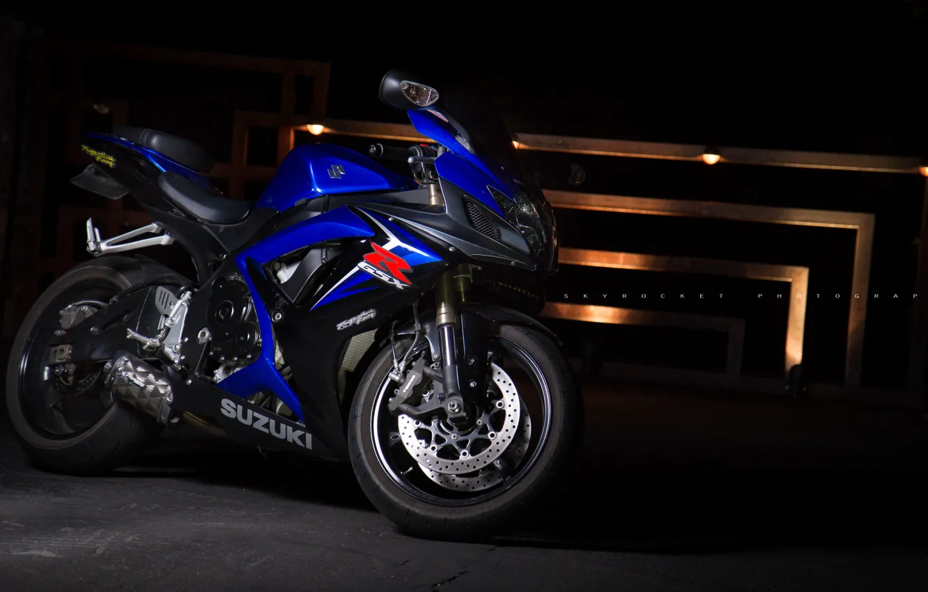 Фото обои свет, синий, мотоцикл, suzuki, bike, blue, сузуки, supersport