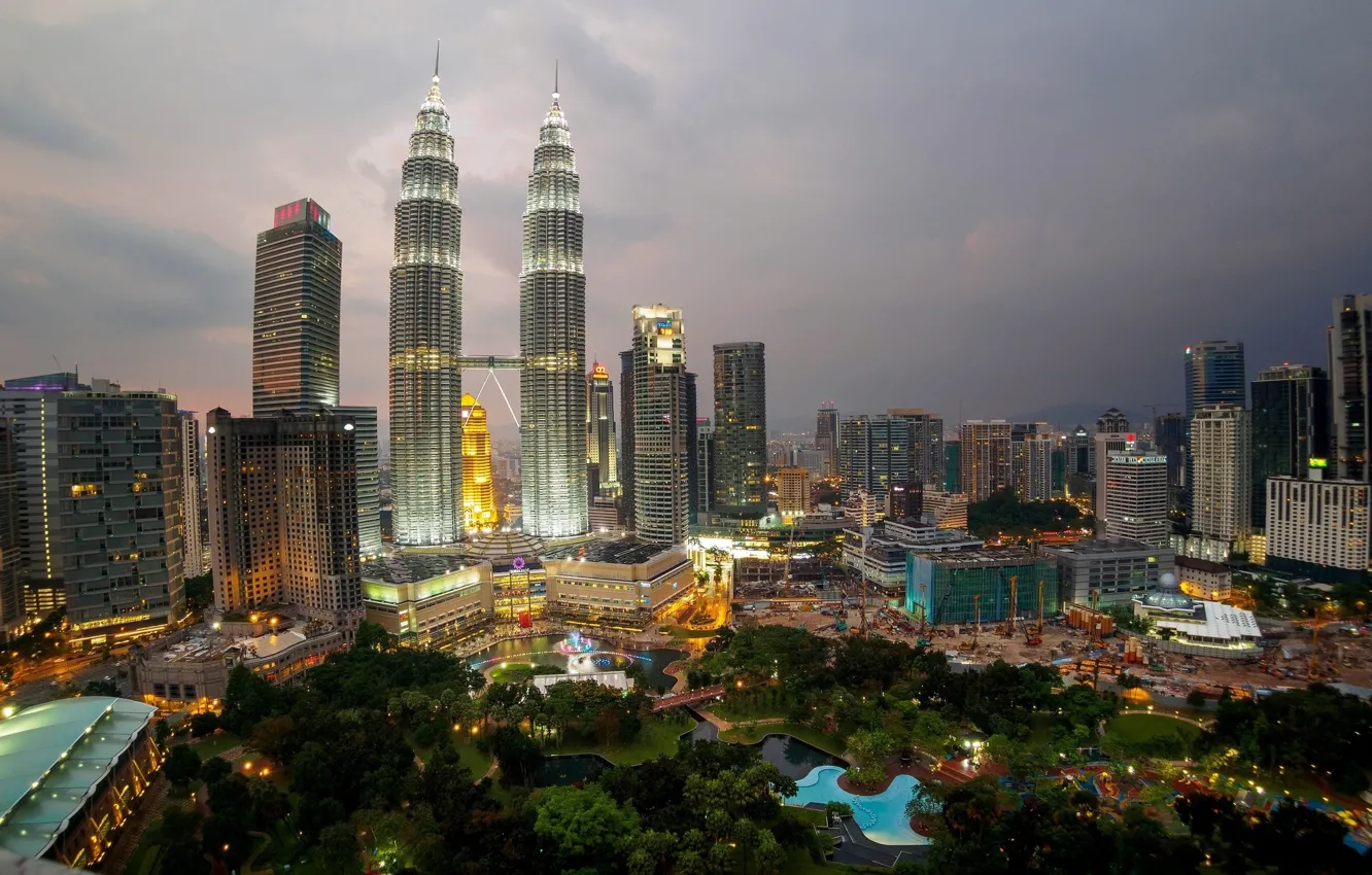 Фото обои парк, пасмурно, башни, Малайзия, Куала-Лумпур