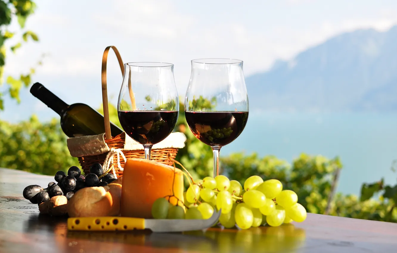 Фото обои стол, вино, красное, корзина, бутылка, сыр, бокалы, хлеб