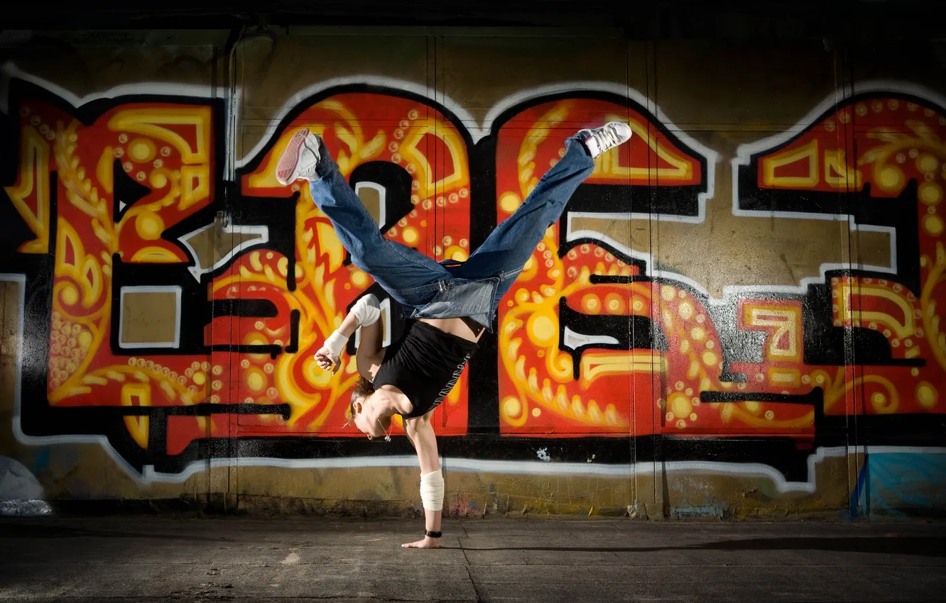 Фото обои девушка, стена, граффити, танец, экспрессия, брэйк-дэнс