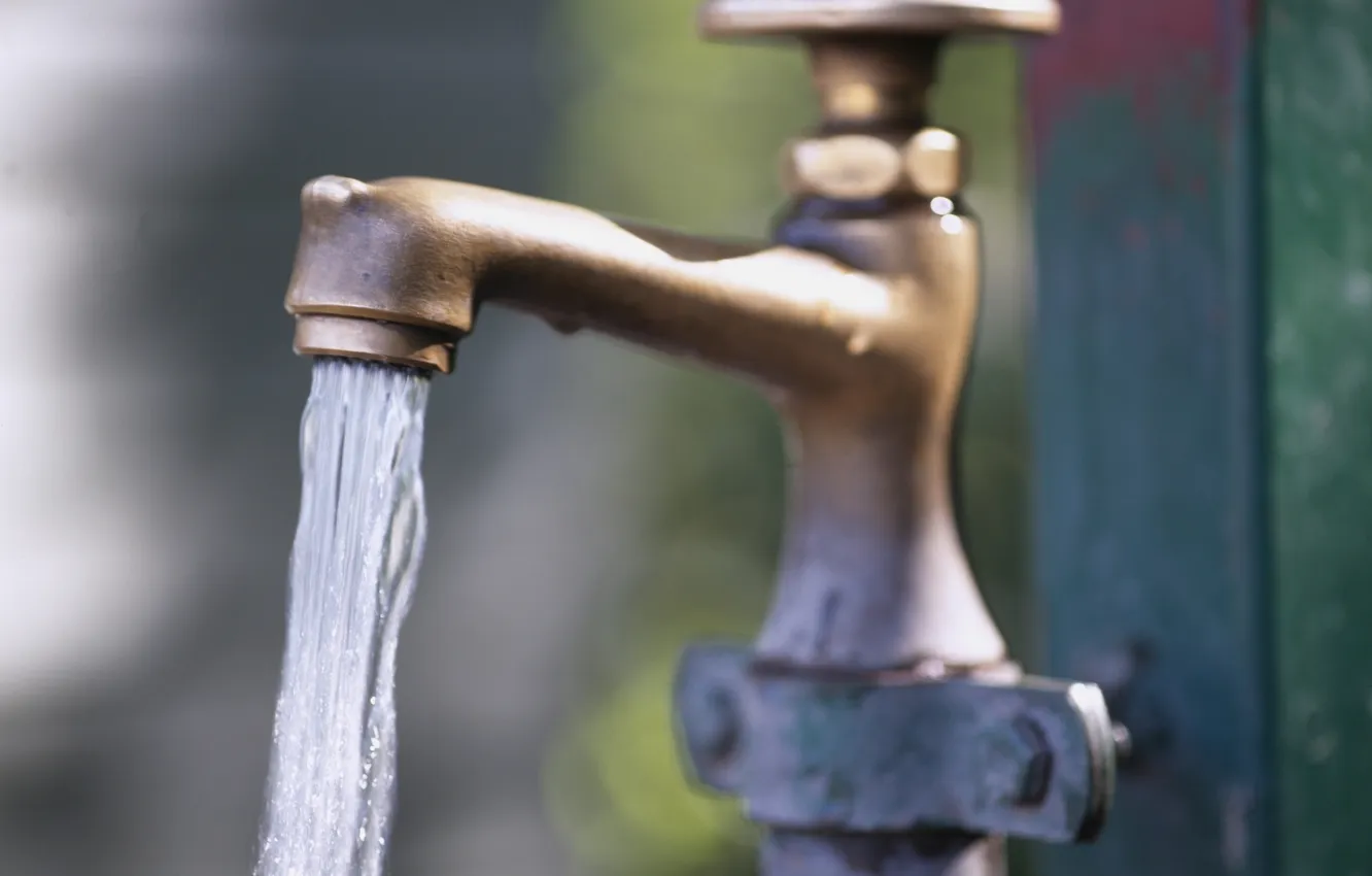 Фото обои вода, макро, труба, медь, напор, водопроводный кран, water tap